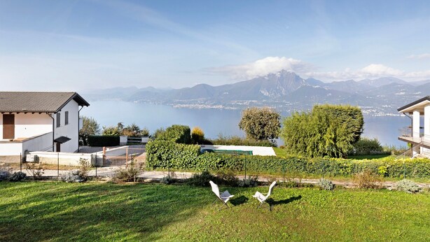 Una propiedad residencial con vista a montañas y un lago.