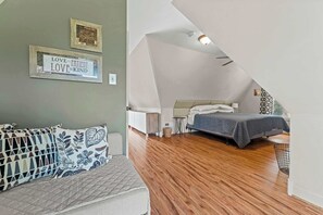 1 soverom, skrivebord, strykejern/-brett og wi-fi