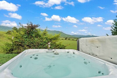 Sojourners Rest: Old Rag Views, Hot Tub, Fire Pit