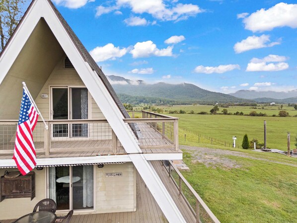 Terrace/patio - Sojourners Rest: Old Rag Views, Hot Tub, Fire Pit (Etlan)