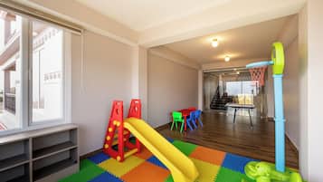 Área de juegos infantiles techada