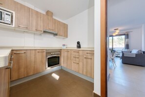 Refrigerador, microondas, horno y cafetera y tetera