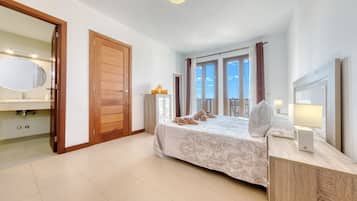 3 bedrooms, in-room safe, iron/ironing board, travel crib