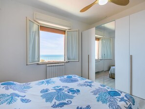 3 bedrooms, travel crib, free WiFi, bed sheets - Nice apartment for 6 guests with WIFI, TV, balcony and pets allowed (San Vincenzo)