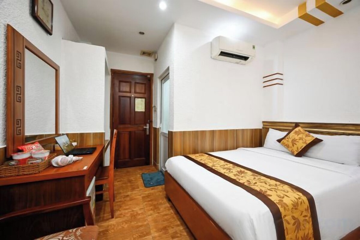 Minibar, meja kerja, Wi-Fi gratis, dan seprai linen