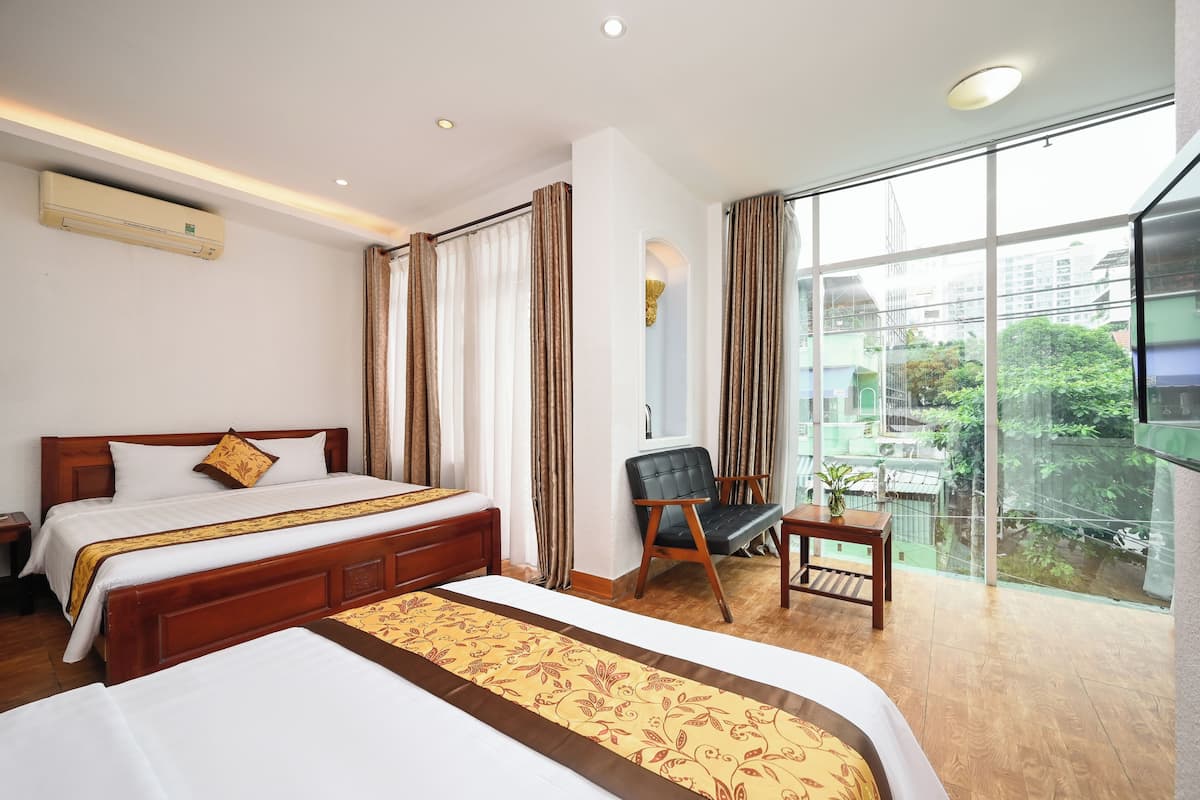 Family Room | Minibar, desk, free WiFi, bed sheets