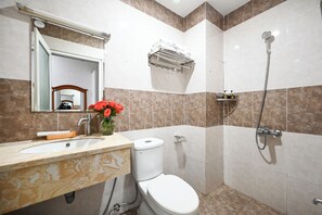 Standard Double Room | Bathroom | Shower, hair dryer, slippers, bidet