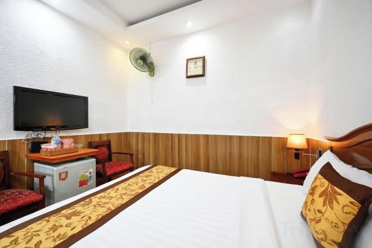 Minibar, meja kerja, Wi-Fi gratis, dan seprai linen