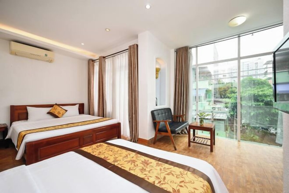 Minibar, meja kerja, Wi-Fi gratis, dan seprai linen