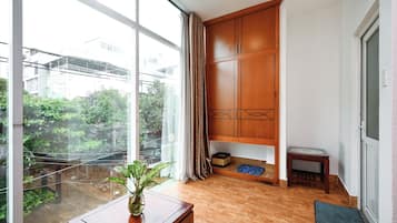 Family Room | Minibar, desk, free WiFi, bed sheets