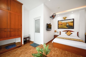 Family Room | Minibar, desk, free WiFi, bed sheets