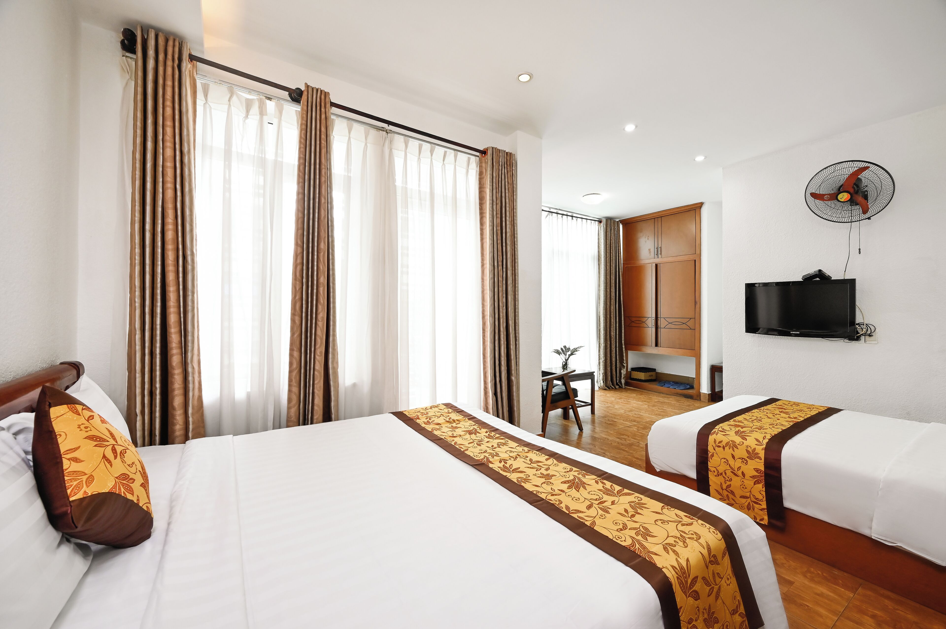 Familienzimmer | Minibar, Schreibtisch, kostenloses WLAN, Bettwäsche