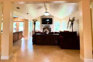 Smart TV, fireplace, table football - Hill Country Hideaway (San Antonio)