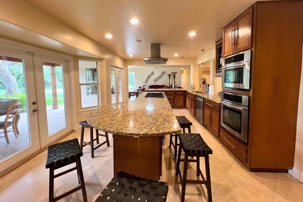 Fridge, microwave, oven, stovetop - Hill Country Hideaway (San Antonio)