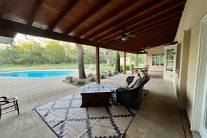 Outdoor dining - Hill Country Hideaway (San Antonio)