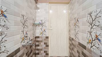 Deluxe Double Room, Garden View | Bathroom | Shower, towels, soap, shampoo