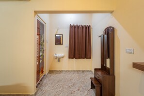 Habitación Deluxe doble, vistas al jardín | Escritorio, tabla de planchar con plancha, wifi gratis