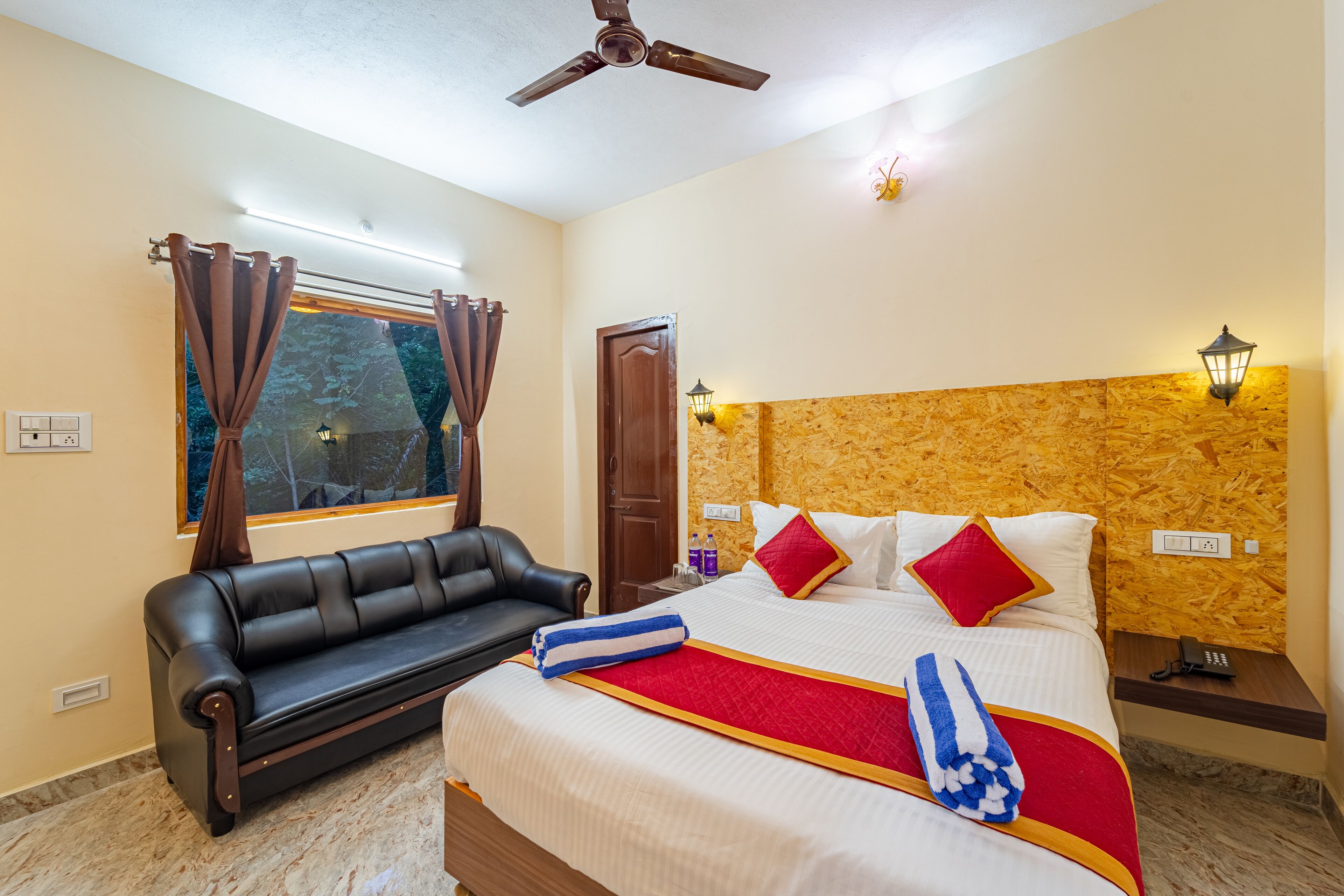 Deluxe Double Room, Garden View | Desk, iron/ironing board, free WiFi