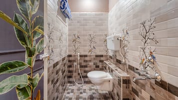 Deluxe Double Room, Garden View | Bathroom | Shower, towels, soap, shampoo