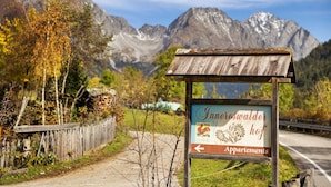 A sign for Innroswalder Hof with a mountain backdrop. - Apartment 'Inneroswalderhof  3' with Mountain View, Shared Garden and Wi-Fi (Anterselva di Sotto)