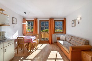 TV - Apartment 'Inneroswalderhof  2' with Mountain View, Shared Garden and Wi-Fi (Anterselva di Sotto)