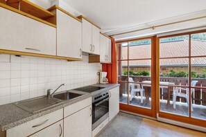 Kylskåp, mikrovågsugn, ugn och spishäll