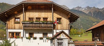 Farmhouse 'Inneroswalderhof Apartment 1' with Mountain View, Shared Garden and Wi-Fi