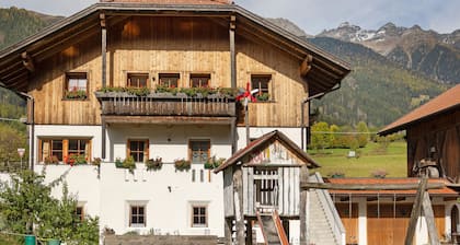 Farmhouse 'Inneroswalderhof Apartment 1' with Mountain View, Shared Garden and Wi-Fi