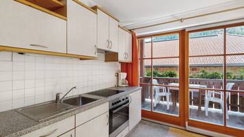 Een koelkast, een magnetron, een oven, een kookplaat