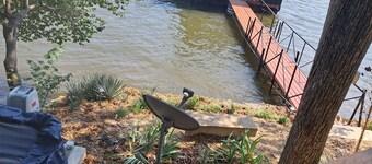 Tranquil cottage with private dock in charming Edwards.  Great,relaxing getaway.