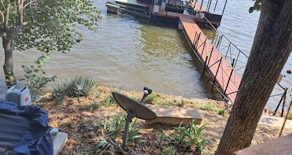 Tranquil cottage with private dock in charming Edwards. Great,relaxing getaway.