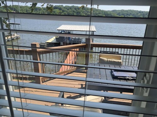 Tranquil cottage with private dock in charming Edwards.  Great,relaxing getaway.