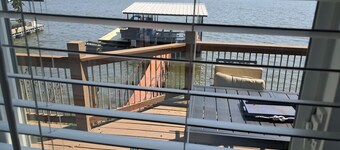 Tranquil cottage with private dock in charming Edwards.  Great,relaxing getaway.