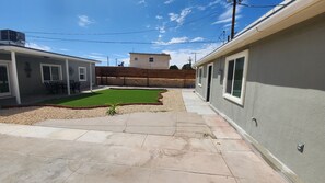 Property grounds - Cozy one-bedroom studio in enjoyable El Paso with AC, WiFi (El Paso)