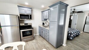 Fridge, microwave, oven, stovetop - Cozy one-bedroom studio in enjoyable El Paso with AC, WiFi (El Paso)