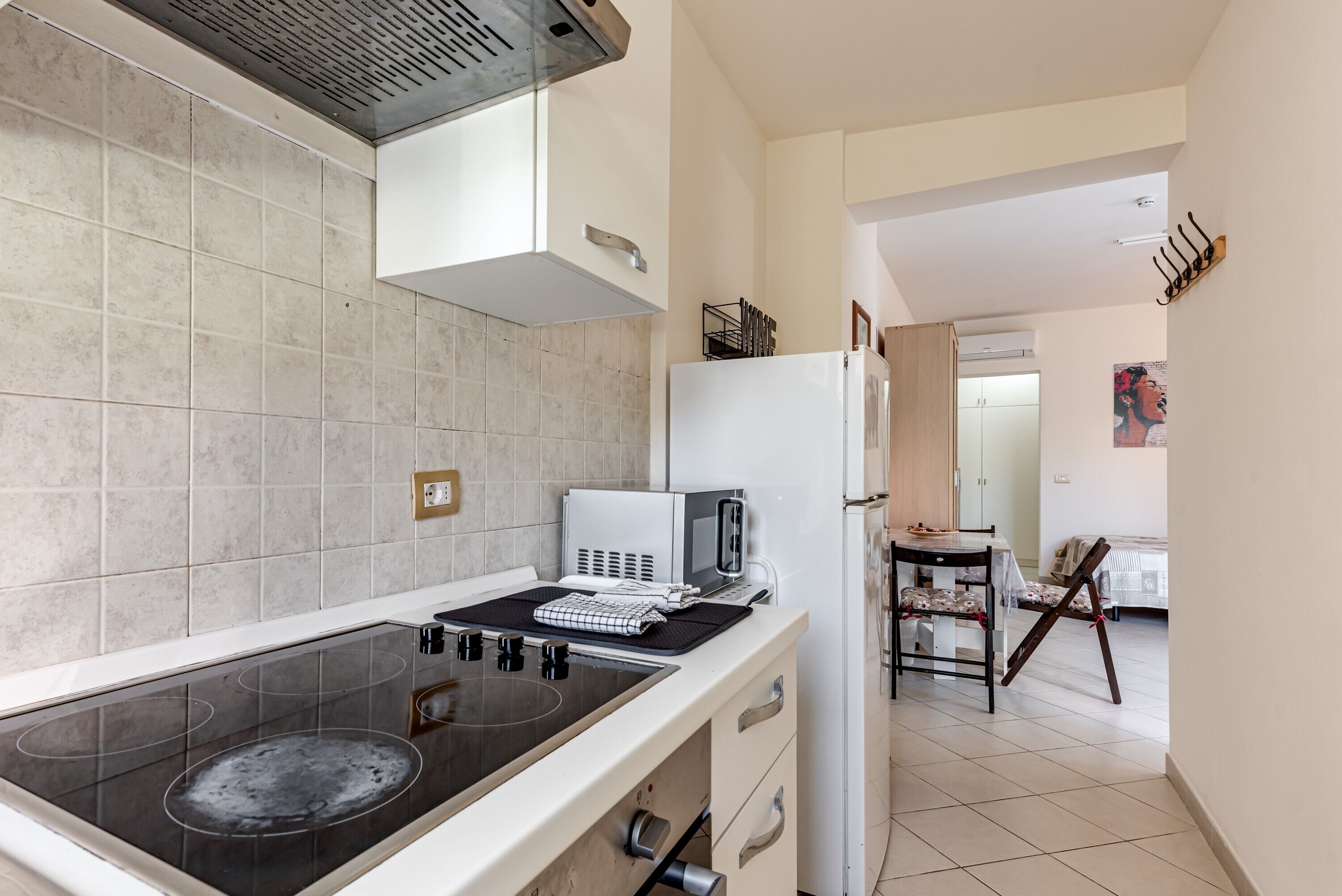 Frigorifero, microonde, forno, piano cottura