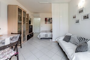 TV - Apartment 'Un Angolo Nel Verde A Empoli' with Shared Terrace, Wi-Fi and Air Conditioning (Empoli)