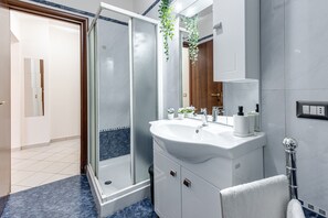 Een douche, een haardroger, handdoeken
