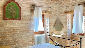 13 slaapkamers, een strijkplank/strijkijzer, reisbedje, gratis wifi