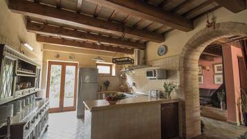 Een koelkast, een magnetron, een oven, een kookplaat