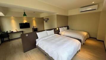 Deluxe Quadruple Room | Free minibar, free WiFi, bed sheets