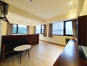 Deluxe-Vierbettzimmer | Kostenlose Minibar, kostenloses WLAN, Bettwäsche