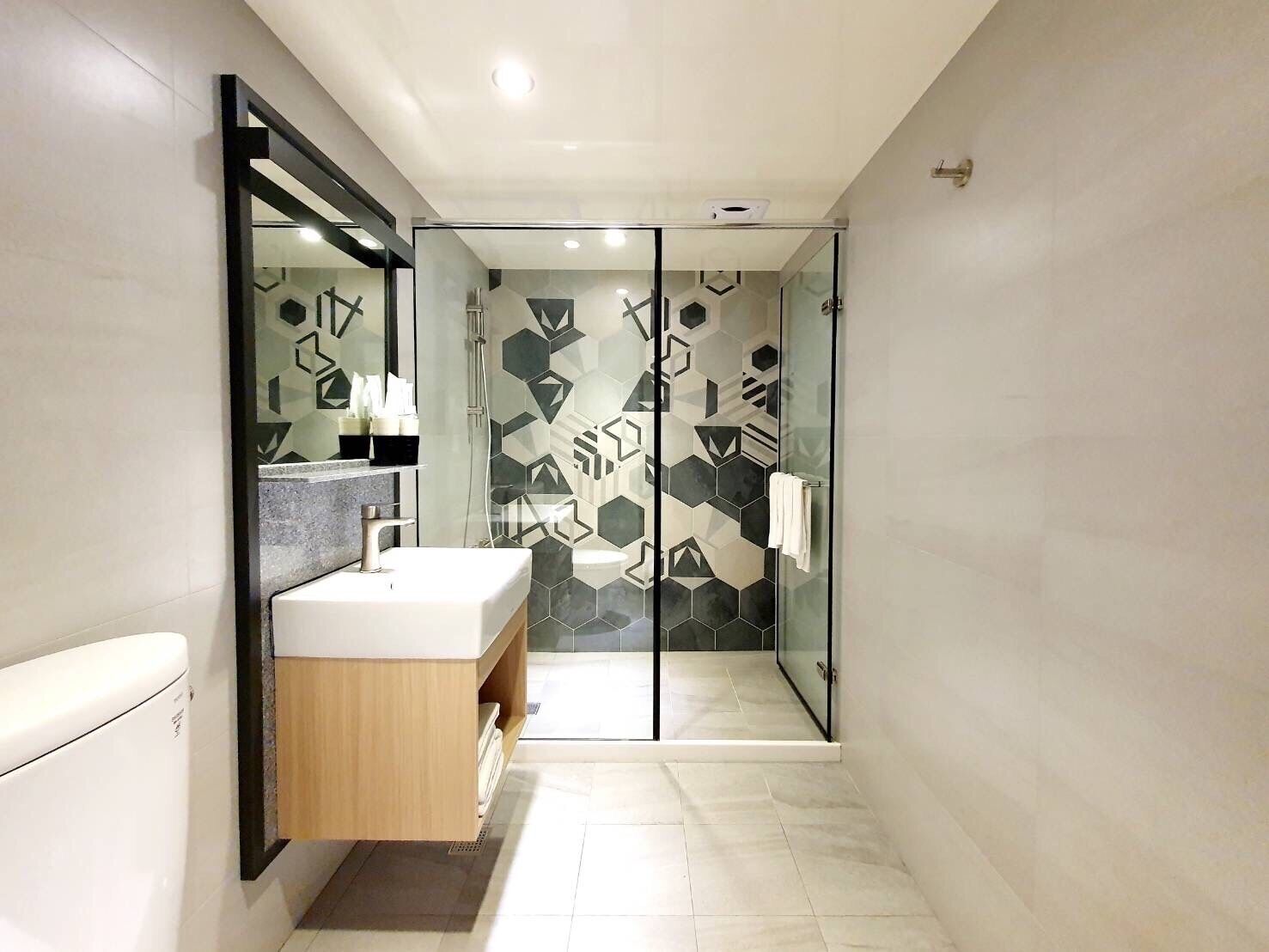 Douche, douche à « effet pluie », sèche-cheveux, serviettes fournies