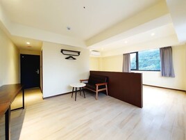 Habitación cuádruple Deluxe | Minibar con artículos gratuitos, wifi gratis, ropa de cama