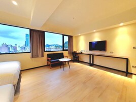Habitación cuádruple Deluxe | Minibar con artículos gratuitos, wifi gratis, ropa de cama