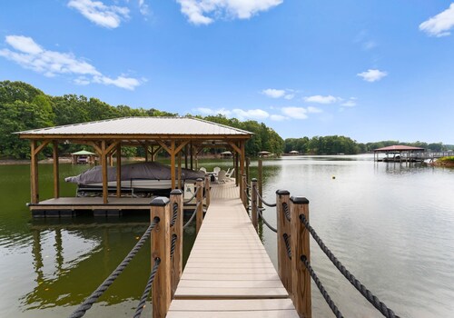 Whitetail Cove by AvantStay | Lakefront w/ Pool + Private Dock | Sleeps 20
