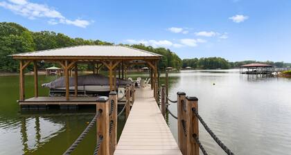 Whitetail Cove by AvantStay | Lakefront w/ Pool + Private Dock | Sleeps 20
