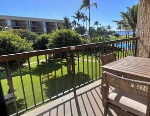 Outdoor dining - Beach Front Condo South Maui (Kihei)