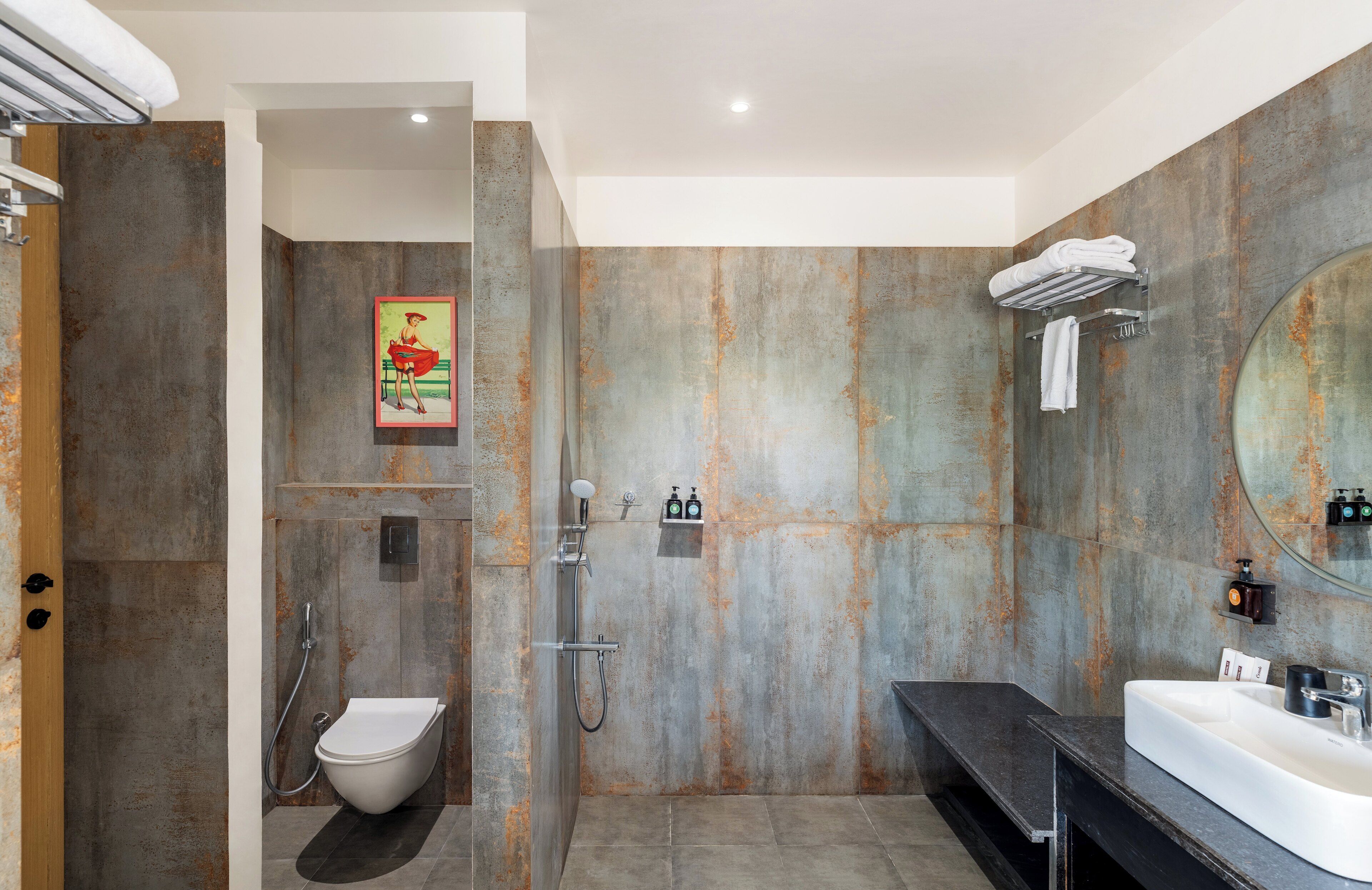 Un bagno moderno con uno specchio grande, una vasca da bagno e una zona doccia.