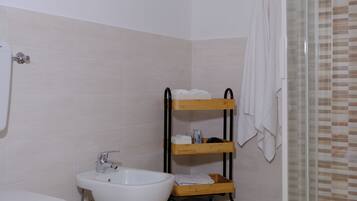 Club-Zimmer | Badezimmer | Dusche, kostenlose Toilettenartikel, Haartrockner, Handtücher